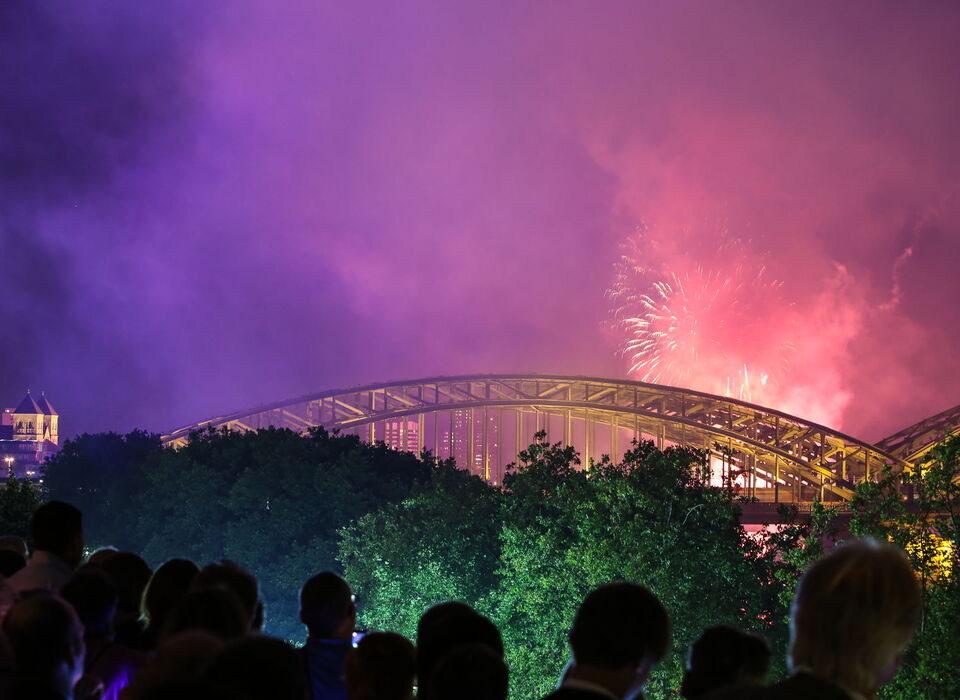 Feuerwerk bei den Kölner Lichter am Rhein – Blick vom Rooftop Dachgarten des Rheinloft Cologne