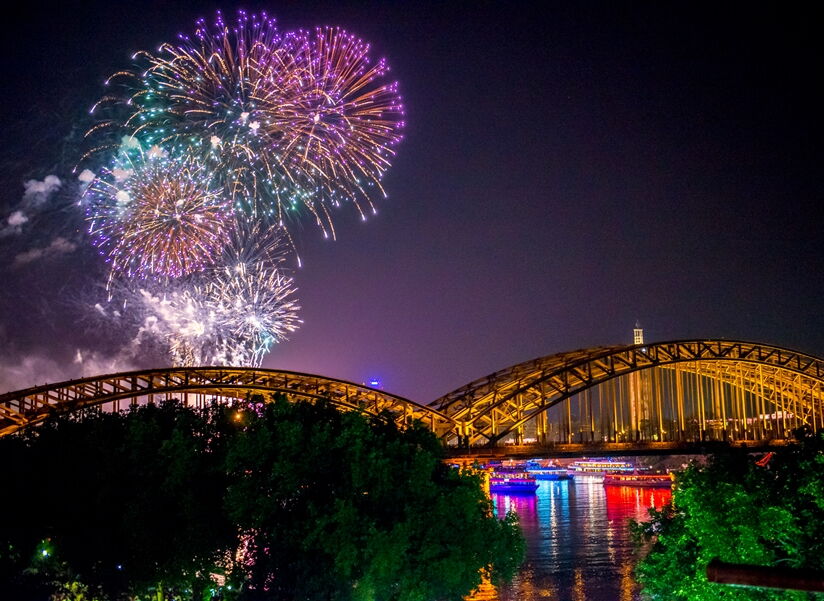 Schiffe auf dem Rhein während der Kölner Lichter 2025 – Liveblick von der Dachterrasse des Rheinloft Cologne
